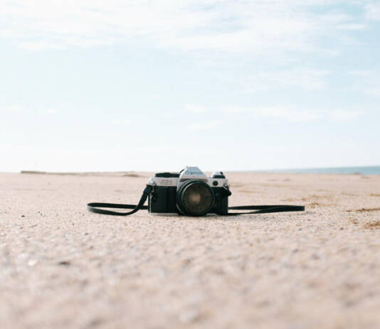 Zadbaj o aparat fotograficzny na plaży