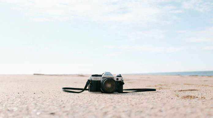 Zadbaj o aparat fotograficzny na plaży