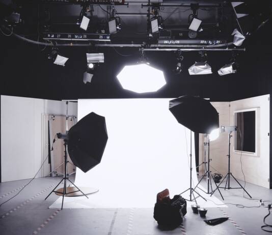 Profesjonalna sesja zdjęciowa. Jak przygotować i zrealizować w wynajętym studio?